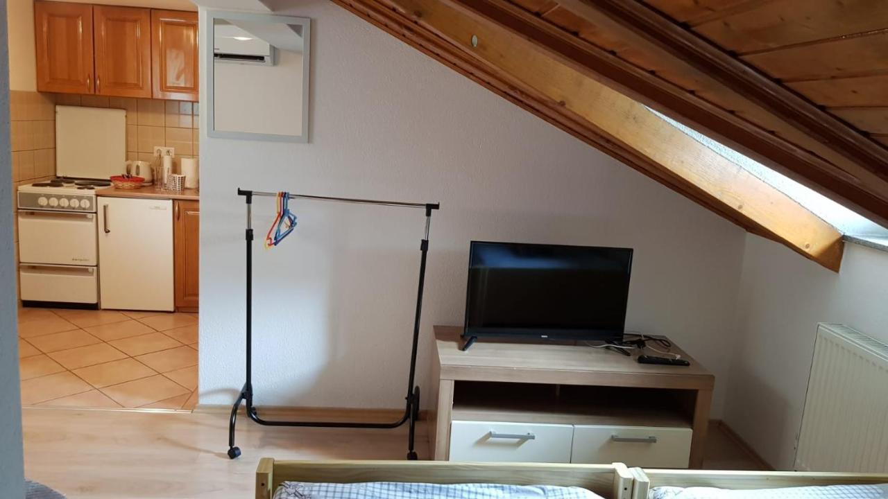 Studio Apartman Ivana 亚伊采 外观 照片